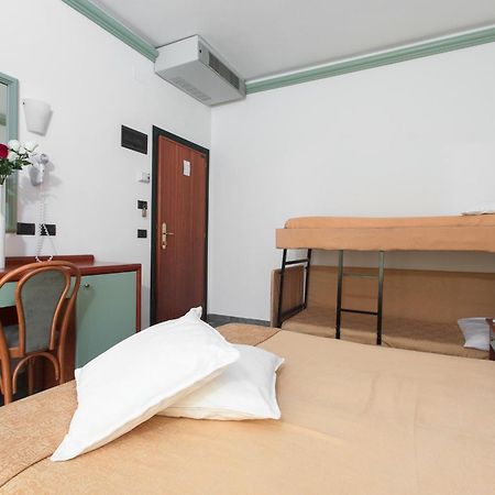 Hotel Zeus Чезенатико Экстерьер фото