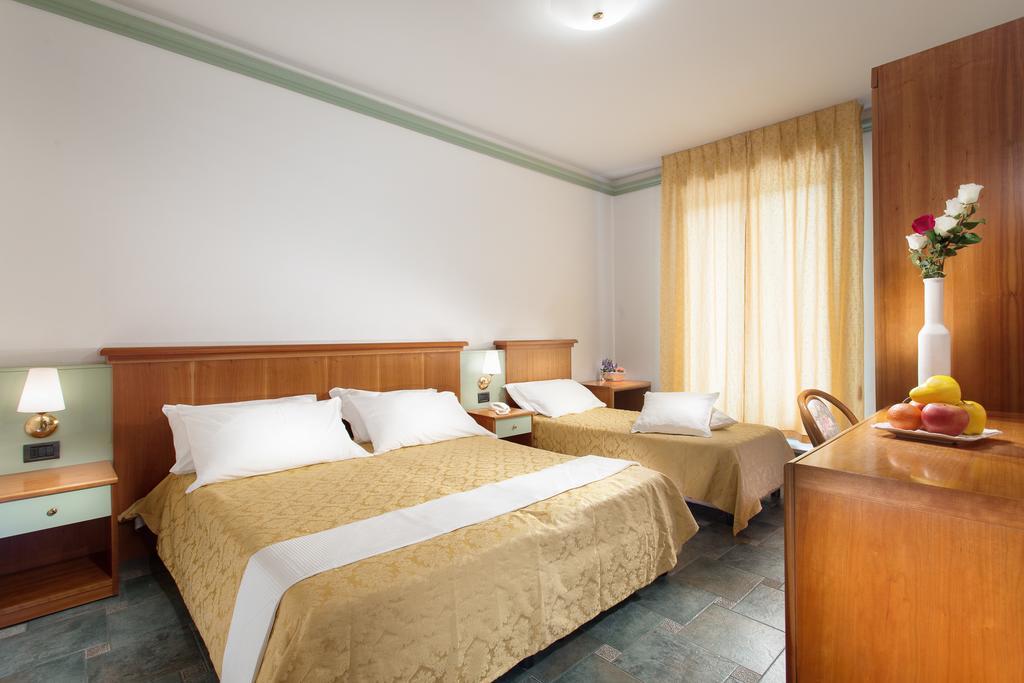 Hotel Zeus Чезенатико Номер фото