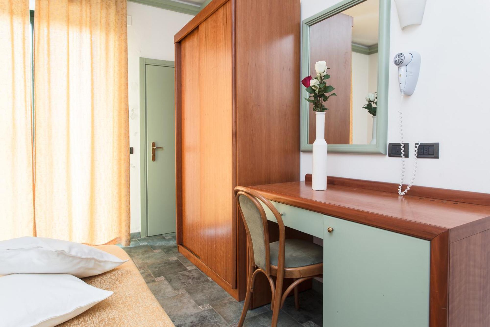 Hotel Zeus Чезенатико Экстерьер фото